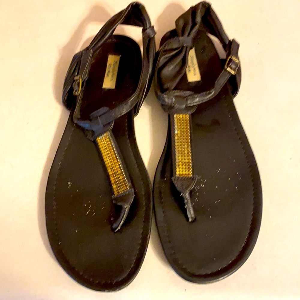 Simply Vera sandals w/ gold accent